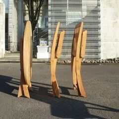 丸い木製テーブル・セット５点の画像