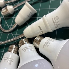 LED電球4つ、延長ソケット4つ、計8つのセットの画像