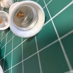 LED電球4つ、延長ソケット4つ、計8つのセットの画像