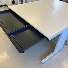 フラットライン平机 オフィス デスク 120×70 2つで4000円の画像