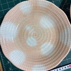 平皿と大きめの茶碗 飛びカンナ のセットの画像