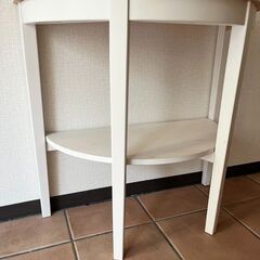 IKEA 半円　サイドテーブルの画像
