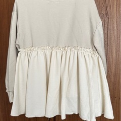 フリルデザイン ベージュ トレーナー Mサイズの画像