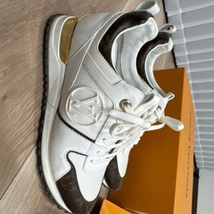 LOUISVUITTON　ルイヴィトン　スニーカー　モノグラム　ランアウェイの画像