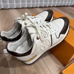 LOUISVUITTON　ルイヴィトン　スニーカー　モノグラム　ランアウェイの画像