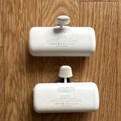   Taegila モバイルバッテリー iPhone 小型 MFi正規認証品 4800mAh Lightning コネクター内蔵 コードレス 軽量 コンパクト 直接充電 急速充電 LCD残量表示 LEDライト付き  ２つの画像