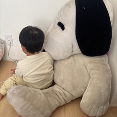 スヌーピーの特大のぬいぐるみの画像