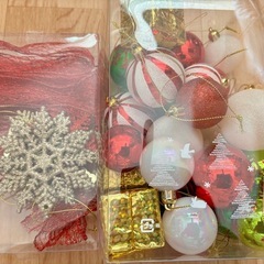 クリスマスツリーとオーナメント、照明の画像