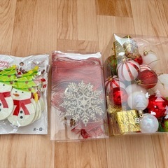 クリスマスツリーとオーナメント、照明の画像