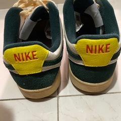 NIKE黄色スニーカーの画像
