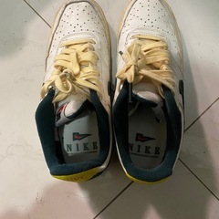 NIKE黄色スニーカーの画像