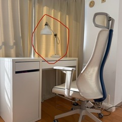 イケアデスク＋チェア＋デスクランプの画像