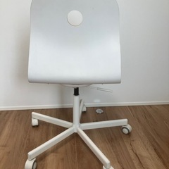 【中古】イケヤ キャスター付木製チェアー 白の画像