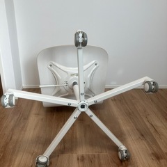 【中古】イケヤ キャスター付木製チェアー 白の画像