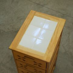 ≪NX028ジ限≫ キッチンワゴン タイル張り天板 キャスター無し 現状品　　中古家具/仙台港インター降りてすぐ/リユースストレージ仙台 の画像