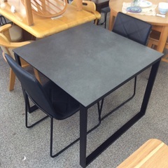 【ニトリのセーラルシリーズ】ダイニングセット ニトリ　NITORI DTセーラル　食卓テーブル リビングテーブル セラミック天板　アイアンフレーム　イス2脚：グレー/ブラックの画像