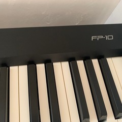 ローランドfp-10/電子ピアノ/キーボード/足付きの画像