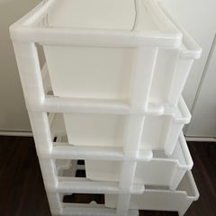 お取引予定あり　15日まで出品　収納ケース　4段コロコロ付き　ホワイト①の画像