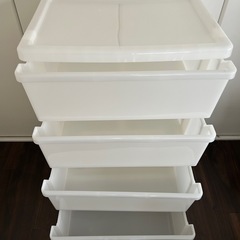 お取引予定あり　15日まで出品　収納ケース　4段コロコロ付き　ホワイト①の画像