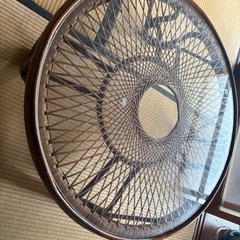 レトロなガラステーブルの画像