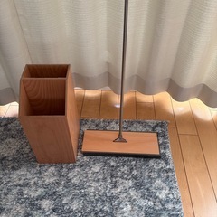 ニトリ　木製ハンドルのフロアワイパー　収納ケース付き　クイックルワイパーの画像