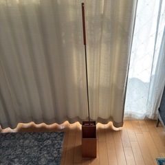 ニトリ　木製ハンドルのフロアワイパー　収納ケース付き　クイックルワイパーの画像