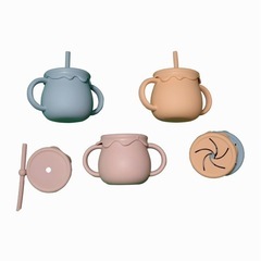 ⭐︎新品未使用⭐︎シリコン製ストロー付き子供用コップの画像