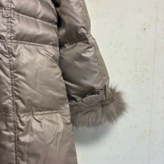 美品、ベージュ ダウンフェザージャケット ファー(フォックス)付きLサイズの画像
