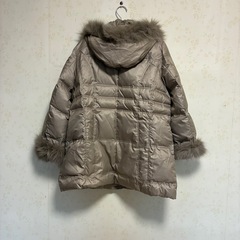 美品、ベージュ ダウンフェザージャケット ファー(フォックス)付きLサイズの画像