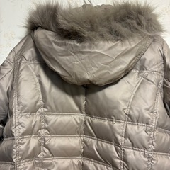 美品、ベージュ ダウンフェザージャケット ファー(フォックス)付きLサイズの画像