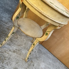 花柄円形テーブルの画像