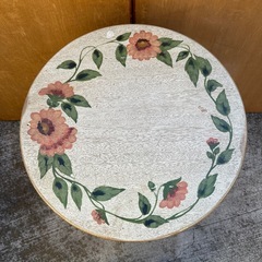 花柄円形テーブルの画像