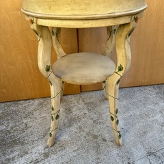 花柄円形テーブルの画像