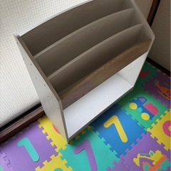 絵本ラックの画像