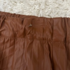 ZARA フェイクレザー プリーツスカートの画像