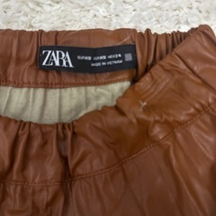 ZARA フェイクレザー プリーツスカートの画像