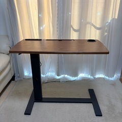 【美品】昇降サイドテーブル ／コンセント＆ドリンクホルダー付きの画像