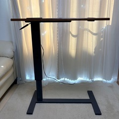 【美品】昇降サイドテーブル ／コンセント＆ドリンクホルダー付きの画像