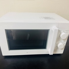 Lデスク(ニトリ)、デスク(ニトリ)、電子レンジ、れい冷蔵庫の画像