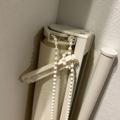 ②金具なし ニトリ　カーテンレールにつけられるロールスクリーン 130×220　採光の画像