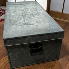 昭和レトロなブリキの衣装ケースの画像