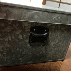 昭和レトロなブリキの衣装ケースの画像