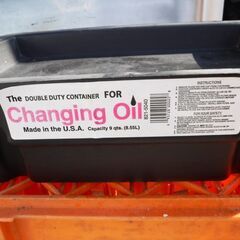 ガソリン携行缶とオイル交換容器の画像