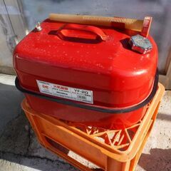 ガソリン携行缶とオイル交換容器の画像