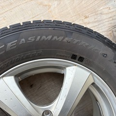 アルミホイール付きスタッドレスタイヤの画像