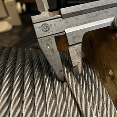 ワイヤーロープ 径8mm 木製リール巻き 保管品 全長100m 総重量40Kg？ ①の画像