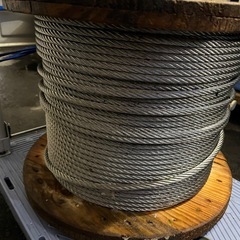 ワイヤーロープ 径8mm 木製リール巻き 保管品 全長100m 総重量40Kg？ ①の画像