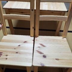 テーブルと椅子の画像