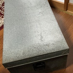 昭和レトロなブリキの衣装ケースの画像