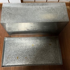 昭和レトロなブリキの衣装ケースの画像